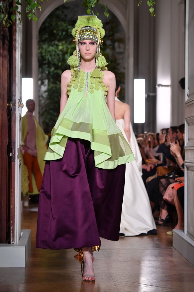 Fashion show baju unik Valentino di Paris Fashion Week. 03/07/2019. Prancis. Foto: Pascal Le Segretain/Getty Images