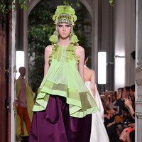 Fashion show baju unik Valentino di Paris Fashion Week. 03/07/2019. Prancis. Foto: Pascal Le Segretain/Getty Images