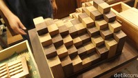 Kendati peminatnya banyak, Wardi belum bisa membuat radio kayu secara massal. Ia hanya bisa membuat tiga hingga empat radio yang dikerjakan oleh empat karyawannya.