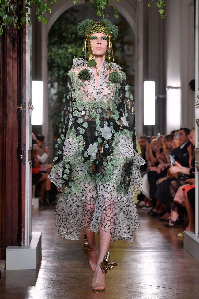 Fashion show baju unik Valentino di Paris Fashion Week. 03/07/2019. Prancis. Foto: Pascal Le Segretain/Getty Images