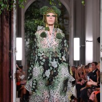 Fashion show baju unik Valentino di Paris Fashion Week. 03/07/2019. Prancis. Foto: Pascal Le Segretain/Getty Images