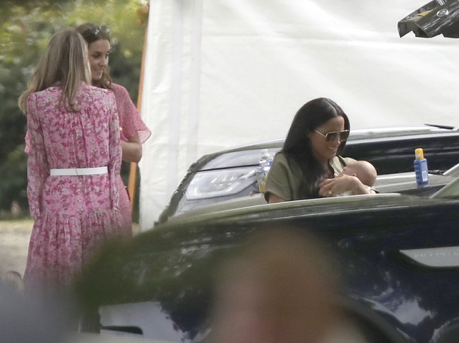 Namun ada pula netizen yang membelanya. Sebagai ibu baru, hal yang wajar jika Meghan masih kaku dan canggung menggendong bayinya. Sebab, banyak ibu lain yang juga pernah seperti itu. Foto: Andrew Matthews/PA via AP