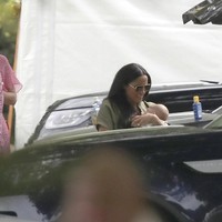 Namun ada pula netizen yang membelanya. Sebagai ibu baru, hal yang wajar jika Meghan masih kaku dan canggung menggendong bayinya. Sebab, banyak ibu lain yang juga pernah seperti itu. Foto: Andrew Matthews/PA via AP