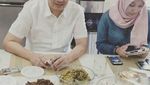 Panas Kasus ikan Asin Pengacara Farhat Abbas Punya Gaya Santai Saat Kulineran