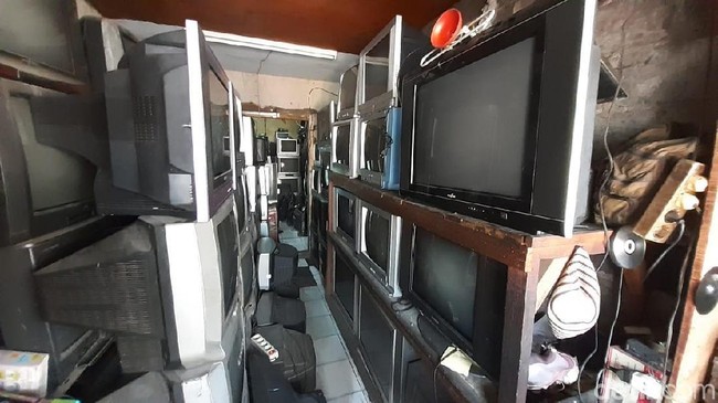 Bisnis Reparasi Tv Jadul Masih Eksis di Tengah Perkembangan Digital