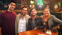 Ada bir dan kacang, begini gaya santai Alex nongkrong dengan teman-temannya di bar. Foto: Instagram alexlandi7