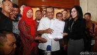 Prasetyo pun mengatakan Baiq Nuril tidak perlu khawatir, tidak perlu merasa ketakutan segera dieksekusi. Menurut Prasetyo, hukum bukan sekedar mencari keadilan dan kebenaran tapi kemanfaatan harus diperhatikan.