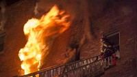 Api yang terkobar di apartemen Cambridge, Amerika Serikat menjadi suatu tantangan bagi petugas pemadam api tersebut. (Reuters).