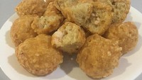 Kenyal renyah bakso goreng bisa jadi santapan enak semua kalangan. Mulai dari anak-anak hingga orang dewasa pasti suka dengan bakso ini. Foto : instagram @cengkitchen