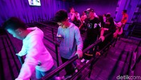 Wajar saja, sebab theme park ini sudah ditunggu sejak lama. Pengunjung pun mulai memadati antrean Trans Studio Cibubur setelah resmi dibuka untuk umum.