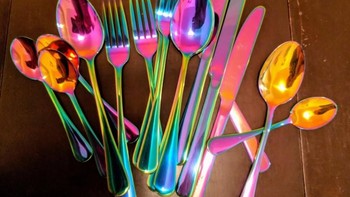 Set peralatan makan bernuansa pelangi. Foto: via Trend Chaser
