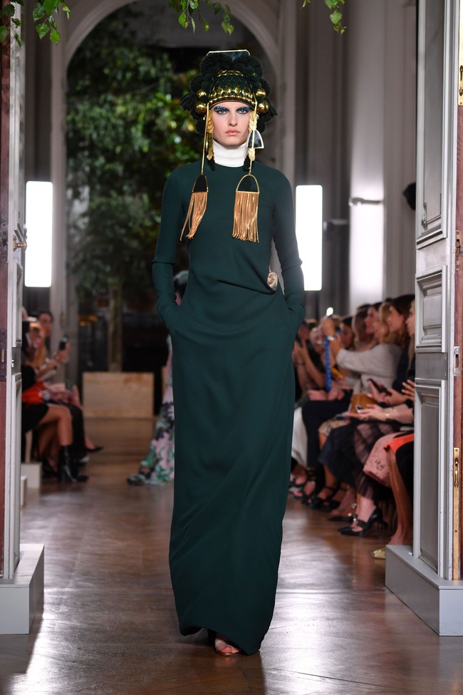 Fashion show baju unik Valentino di Paris Fashion Week. 03/07/2019. Prancis. Foto: Pascal Le Segretain/Getty Images