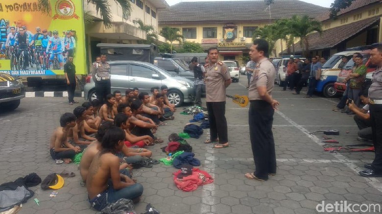 Bawa Senjata Tajam, Puluhan Bonek Diamankan Polisi di Yogya Bawa Senjata Tajam, Puluhan Bonek Diamankan Polisi di Yogya