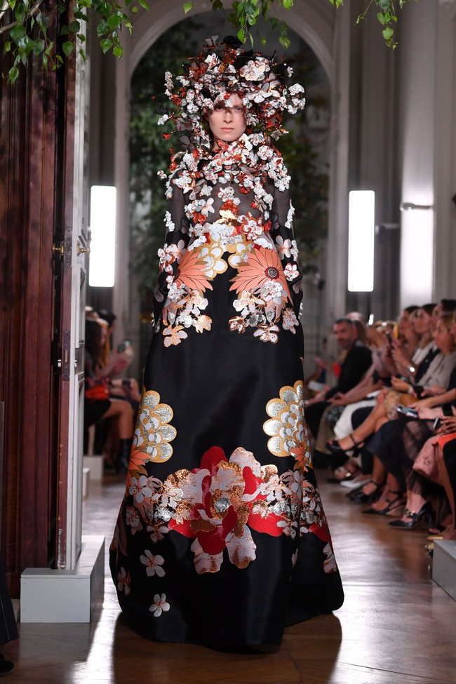 Fashion show baju unik Valentino di Paris Fashion Week. 03/07/2019. Prancis. Foto: Pascal Le Segretain/Getty Images