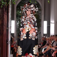 Fashion show baju unik Valentino di Paris Fashion Week. 03/07/2019. Prancis. Foto: Pascal Le Segretain/Getty Images