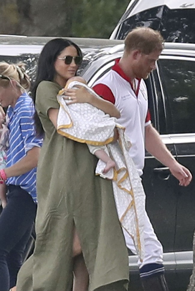 Pada Rabu (10/7/2019), Meghan Markle pertamakalinya tampil di depan publik bersama bayi Archie Mountbatten-Windsor sejak kelahirannya Mei 2019. Ia hadir bersama Kate Middleton dan ketiga anaknya untuk menonton King Power Royal Charity Polo Match yang diikuti Pangeran Harry dan Pangeran William. Foto: Andrew Matthews/PA via AP
