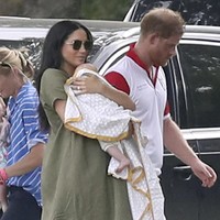 Pada Rabu (10/7/2019), Meghan Markle pertamakalinya tampil di depan publik bersama bayi Archie Mountbatten-Windsor sejak kelahirannya Mei 2019. Ia hadir bersama Kate Middleton dan ketiga anaknya untuk menonton King Power Royal Charity Polo Match yang diikuti Pangeran Harry dan Pangeran William. Foto: Andrew Matthews/PA via AP
