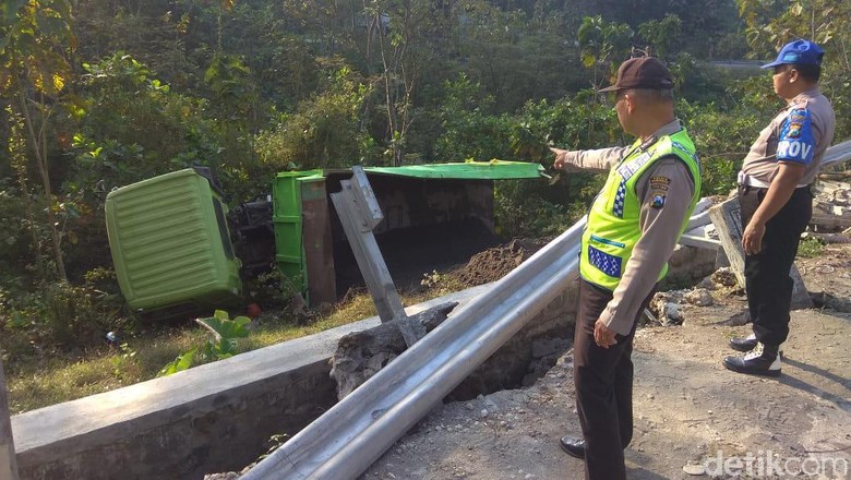 Truk Pengangkut Pasir Masuk Jurang di Jalur Ponorogo-Trenggalek Truk Pengangkut Pasir Masuk Jurang di Jalur Ponorogo-Trenggalek