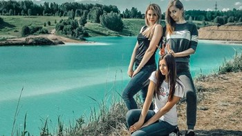 Anda tidak bisa berenang di sana. Airnya memiliki alkalin tinggi. Kontak kulit dengan air semacam itu bisa menimbulkan reaksi alergi, tambah perusahaan tersebut. Foto: Instagram