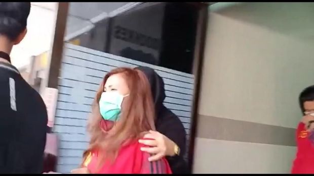 Rey Utami usai menjalni cek kesehatan di Polda Metro Jaya.