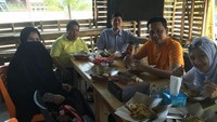 Mengenakan kaos berwarna oren, Farhat nampak siap menghabiskan nasi bungkus di hadapannya. Foto: Istimewa