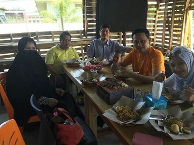 Panas Kasus ikan Asin Pengacara Farhat Abbas Punya Gaya Santai Saat Kulineran