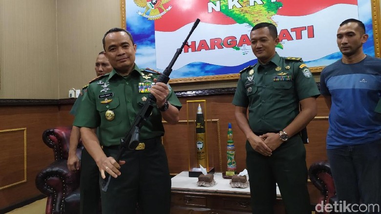 6 Senapan Serbu Sisa Konflik Aceh Diserahkan ke TNI 6 Senapan Serbu Sisa Konflik Aceh Diserahkan ke TNI