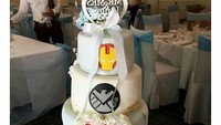 Kue pernikahan yang satu ini tidak hanya terdapat logo karakter marvel saja, bahkan sampai ada mainan berkarakter marvel juga di bawahnya. Ada captain Amerika hingga palu Thor. Foto: Istimewa