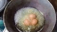 Suaminya siapa yang begini? Disuruh goreng telur malah telur utuh digoreng. Kalau begini bisa matang nggak ya telurnya? Foto: istimewa