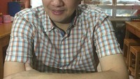 Dengan peci di kepala, Farhat duduk dengan tangan bersila di suatu warteg. Nampaknya Farhat sedang menunggu pesanannya datang. Foto: Istimewa