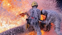 Pertarungan sengit antara api dengan petugas pemadam kebakaran di Baghdad, Irak. (Reuters).