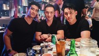 Ada emoji daging dan bir yang disertakan Alex di keterangan foto. Pria 26 tahun ini sepertinya sedang menikmati daging panggang. Foto: Instagram alexlandi7
