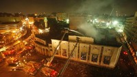 Potret kepadatan di Teater Nasional Kairo, Mesir, yang terbakar menjadi tantangan besar bagi petugas pemadam kebakaran pada tahun 2008. (Reuters).