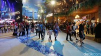 Warga pun ramai-ramai mendatangi Trans Studio Mall Cibubur untuk menjajal beragam wahana bermain yang tersedia di Trans Studio Theme Park Cibubur.