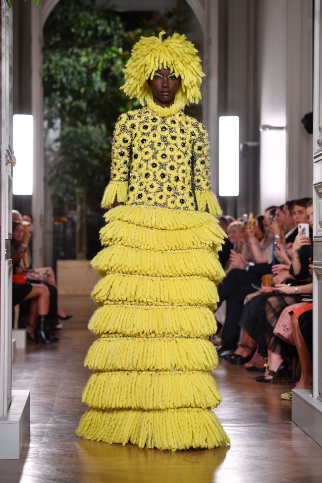 Fashion show baju unik Valentino di Paris Fashion Week. 03/07/2019. Prancis. Foto: Pascal Le Segretain/Getty Images