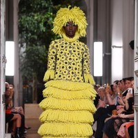 Fashion show baju unik Valentino di Paris Fashion Week. 03/07/2019. Prancis. Foto: Pascal Le Segretain/Getty Images