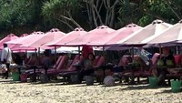 Jumlah pengunjung di pantai ini pernah sampai 12 ribu orang dalam sehari. Biasanya turis domestik dan juga mancanegara. (Ardian/detikcom)
