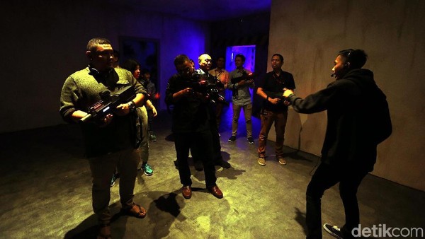Wahana ini dilengkapi dengan pemandu yang akan membawa 10 orang. Ceritanya sedang terjadi wabah zombie alias mayat hidup (Rengga Sancaya/detikcom) Wahana ini dilengkapi dengan pemandu yang akan membawa 10 orang. Ceritanya sedang terjadi wabah zombie alias mayat hidup (Rengga Sancaya/detikcom)