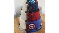 Dengan empat tingkat, kue pernikahan ini memiliki logo di masing-masing tingkatannya. Lengkap dengan bola-bola cokelat yang menjuntai dari atas hingga bawah. Foto: Istimewa