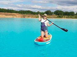 Ramai Bergaya di Danau Penuh Sampah Kimia