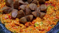 Selain enak disantap langsung, bakso goreng juga nikmat disajikan dengan sambal seperti ini. Jadinya bakso geprek yang pasti disuka para pencinta makanan pedas. Foto : instagram @lusiaa_vv
