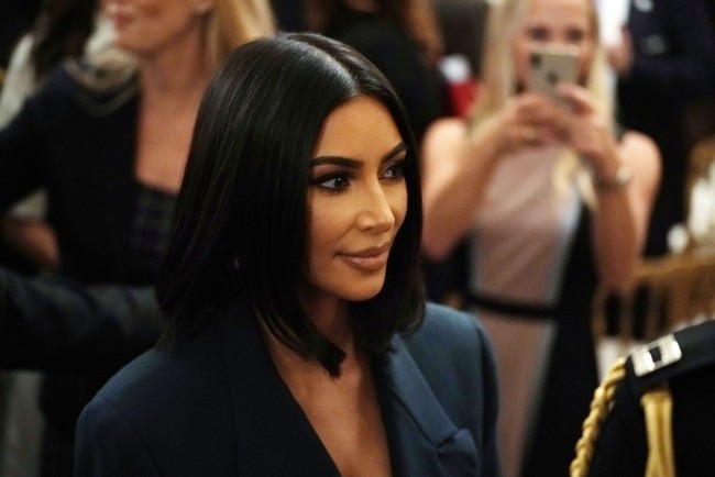 Kim Kardashian yang memamerkan kehidupan mewahnya lewat reality show terlahir dari keluarga kaya. Ayahnya, Robert Kardashian adalah pengacara ternama. Sang ayah juga termasuk salah satu pendiri media yang menginformasikan perdagangan saham, Radio & Record. Dan media tersebut kemudian dijual ke orang lain dengan keuntungan besar untuk Robert. Foto: Alex Wong/Getty Images