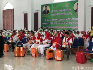 Calhaj Kloter 1 Embarkasi Medan Masuk Asrama Haji