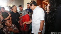 Sebelumnya, Baiq Nuril divonis 6 bulan penjara dalam kasus UU ITE yang melibatkan kepala sekolahnya, Muslim.