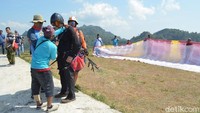 Jika ingin mencoba, traveler pun akan dipasang alat khusus dengan instruktur profesional (Aris/detikcom)
