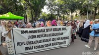 Foto: Tampak mereka membawa spanduk bertulisan Kami masih setia dan akan tetap setia Pak, Kami ingin bapak tetap bersama kami, untuk mencapai keadilan dan mewujudkan masyarakat adil dan makmur, ingat korban sudah berjatuhan, dan Bapak harus bersama kami.  (Lisye-detikcom)