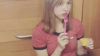 Nampak bersiap memakan puding mangga, Mina memilih untuk berpose berama pudingnya terlebih dahulu. Foto: Instagram @minajype