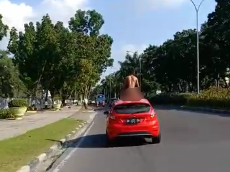 Selain Naik Kap Mobil, Pria Telanjang di Riau Mau Loncat dari Tower Selain Naik Kap Mobil, Pria Telanjang di Riau Mau Loncat dari Tower