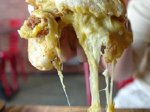 Kamu Mau? Burger Isi Durian Musang King Creamy Plus Mozzarella Mulur