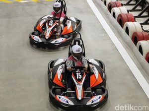 Asyiknya Pengunjung Jajal Permainan di Trans Studio Cibubur